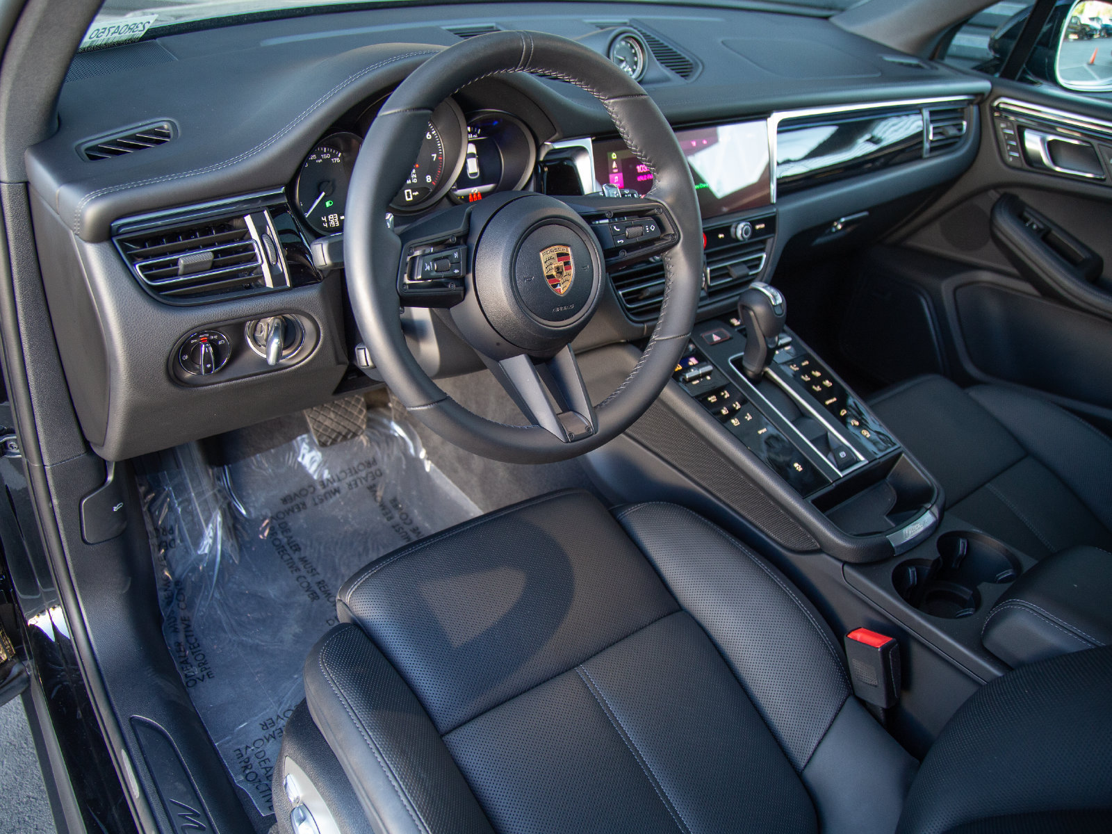 Certified 2026 Porsche Macan AWD/4WD image 4