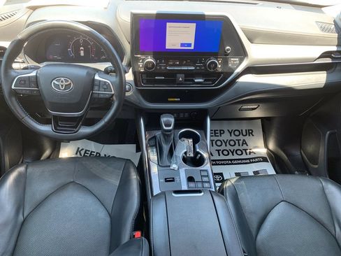 Used 2023 Toyota Highlander Platinum FWD image 16