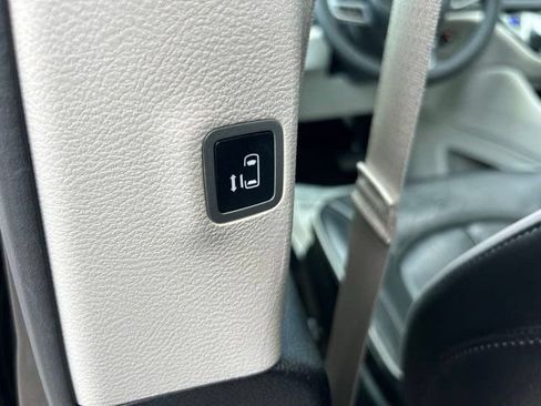 Used 2023 Chrysler Pacifica Limited FWD image 39