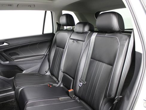 Used 2022 Volkswagen Tiguan SE w/ Panoramic Sunroof Package AWD/4WD image 31