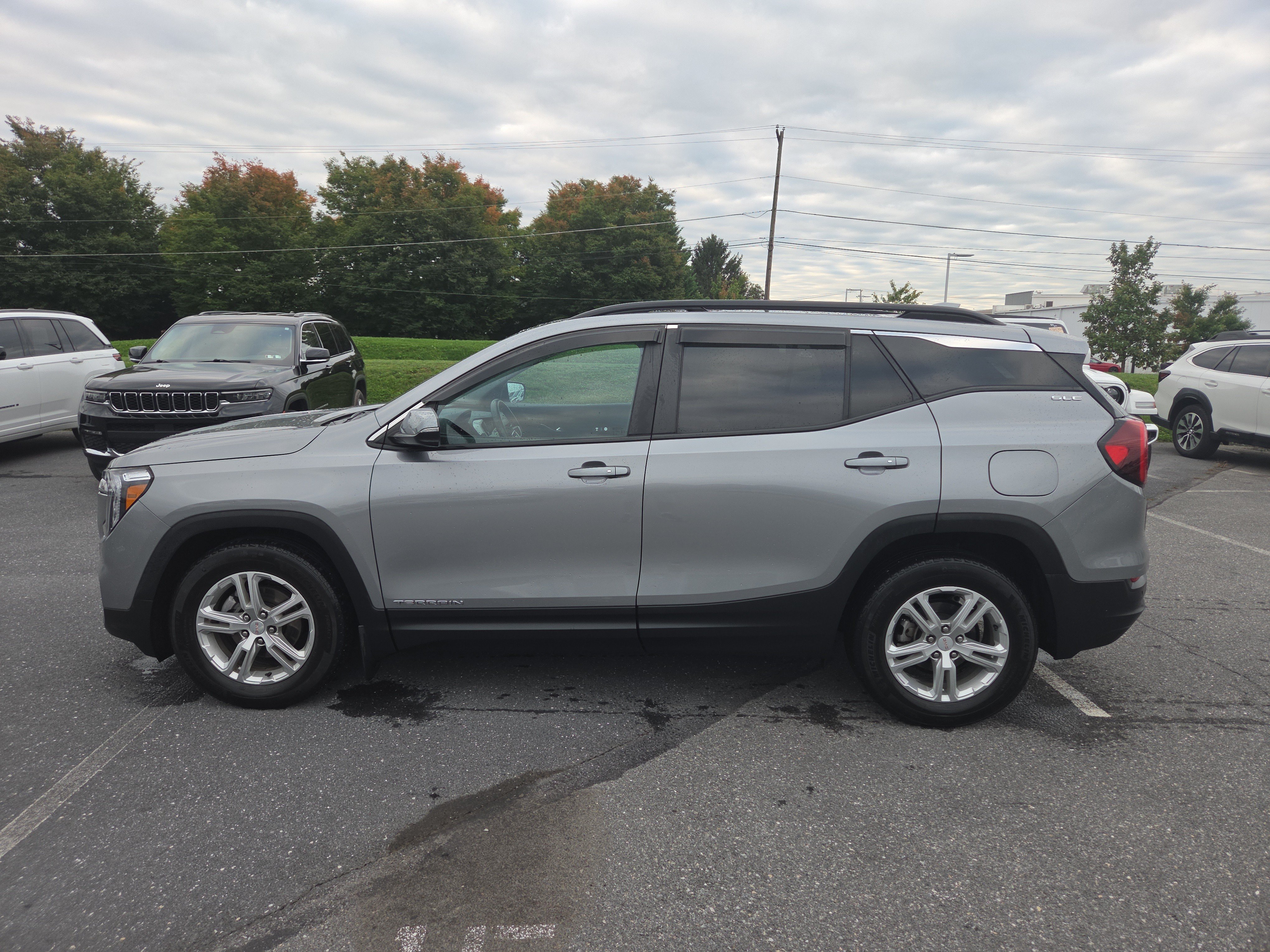 Used 2023 GMC Terrain SLE w/ Driver Convenience Package FWD image 11