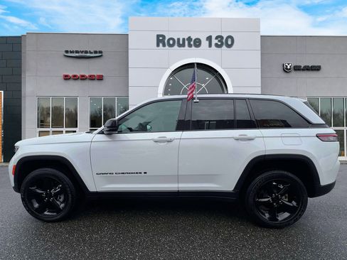 Used 2025 Jeep Grand Cherokee Altitude AWD/4WD image 5