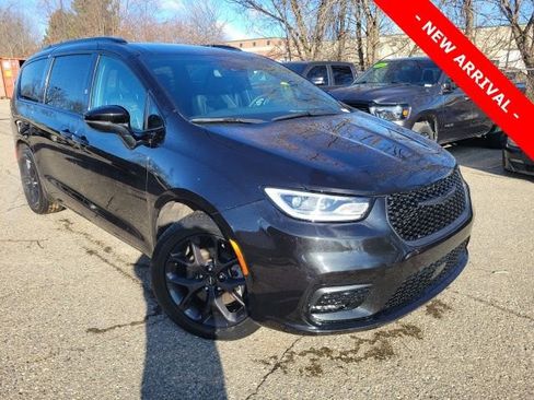 Used 2023 Chrysler Pacifica Touring-L w/ S Appearance Package image 1