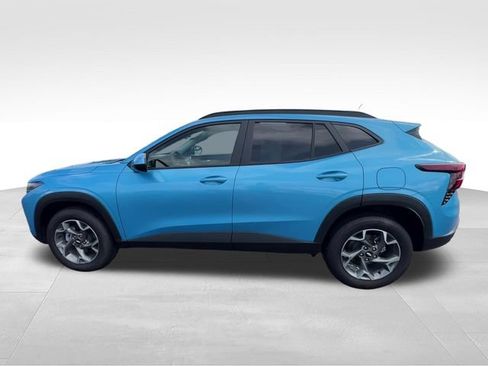 Certified 2025 Chevrolet Trax LT FWD image 3