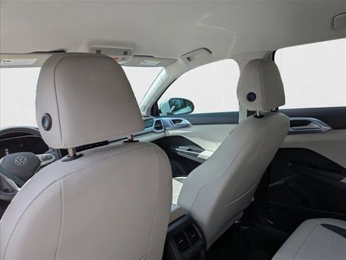 New 2025 Volkswagen Taos SE image 21