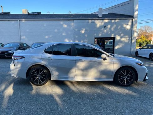Used 2023 Toyota Camry SE image 3