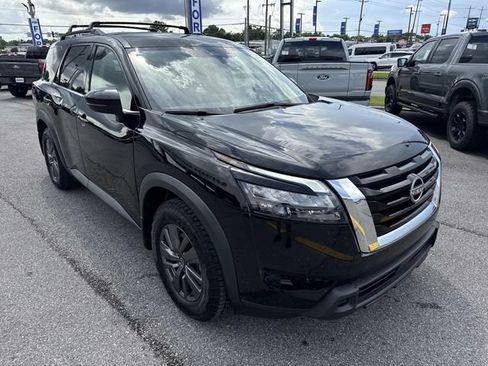 Used 2024 Nissan Pathfinder SV FWD image 3