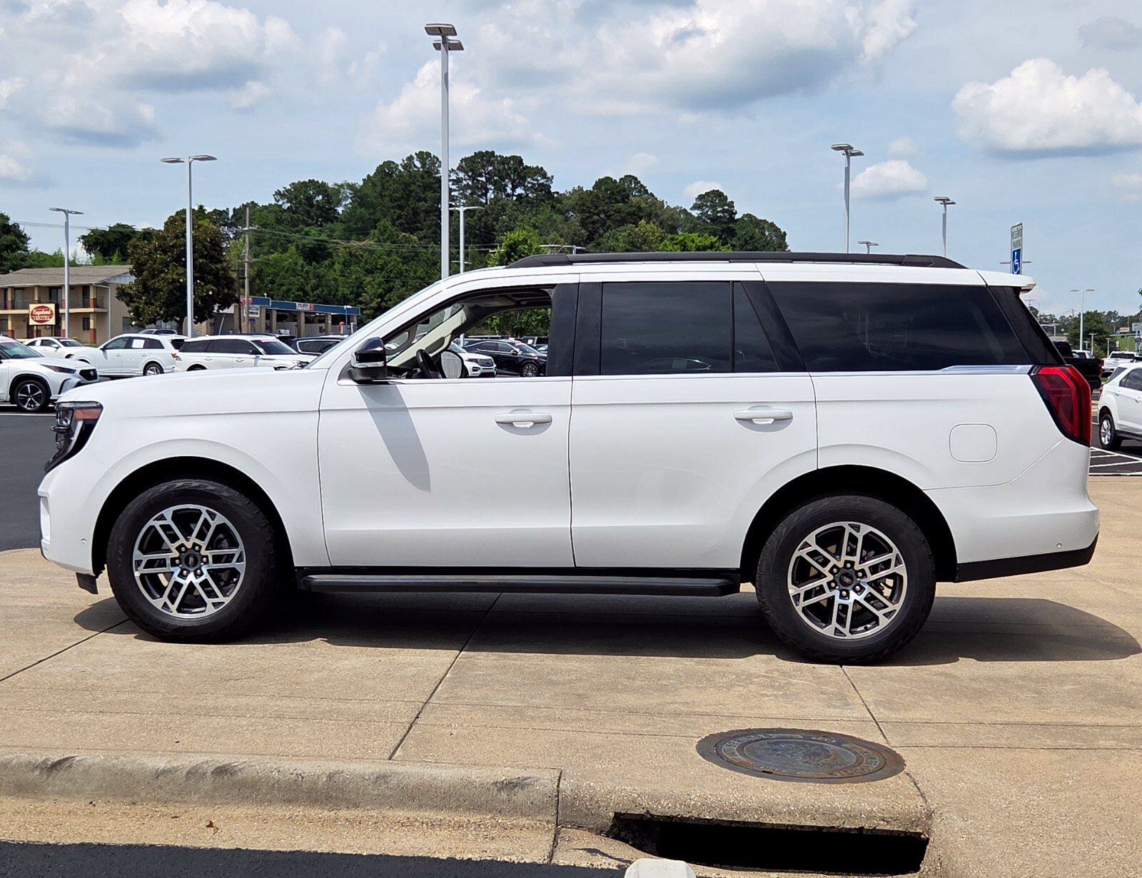 Used 2025 Ford Expedition Active AWD/4WD image 2