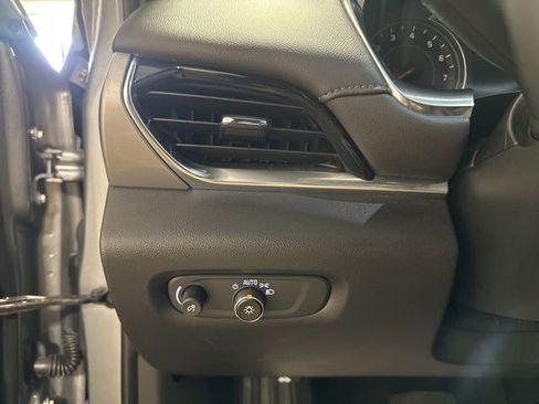 Used 2023 Chevrolet Traverse LT FWD image 20