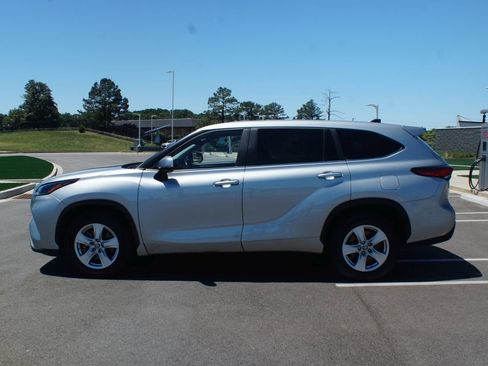 Used 2023 Toyota Highlander LE FWD image 12