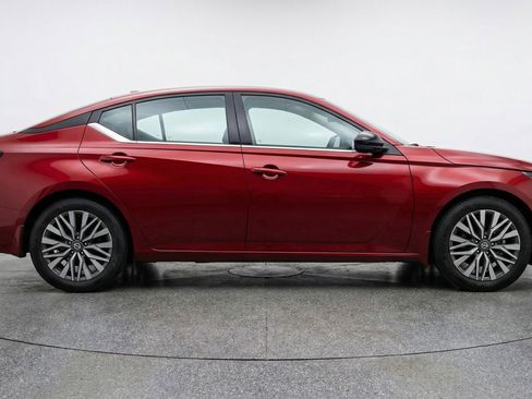 Used 2025 Nissan Altima 2.5 SV image 11