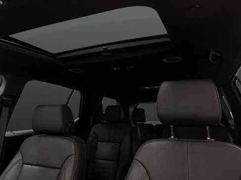 Used 2023 Chevrolet Traverse RS image 7