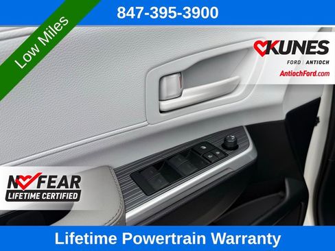 Used 2025 Toyota Sienna LE image 32