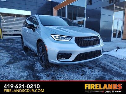 New 2026 Chrysler Pacifica Select w/ S Appearance Package