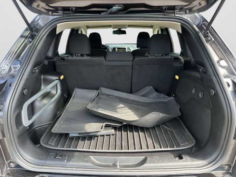 Used 2018 Jeep Cherokee Latitude AWD/4WD image 12