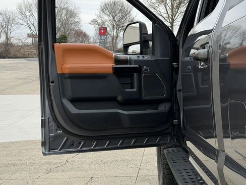 Used 2022 Ford F250 Lariat w/ Black Appearance Package image 11