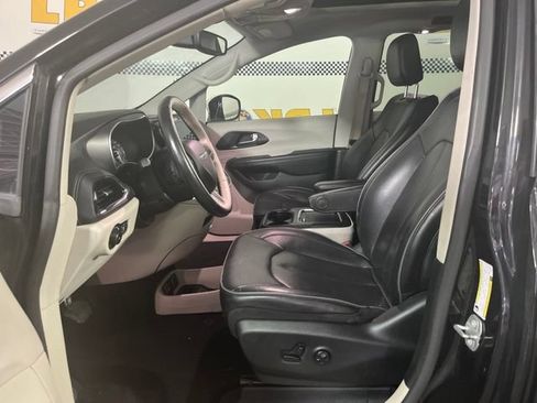 Used 2020 Chrysler Pacifica Limited FWD image 12