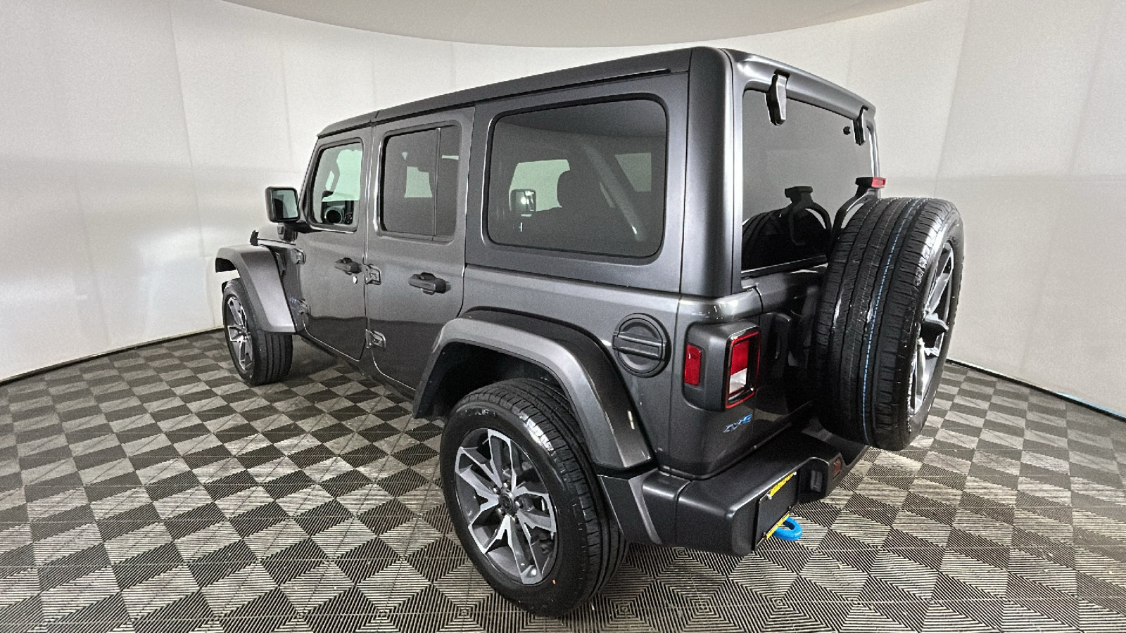 Used 2024 Jeep Wrangler Unlimited w/ Convenience Group AWD/4WD image 5