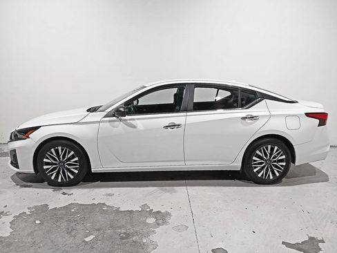Used 2025 Nissan Altima 2.5 SV FWD image 4