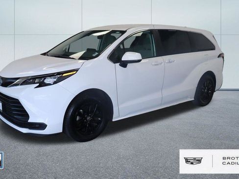 Used 2024 Toyota Sienna LE AWD/4WD image 1