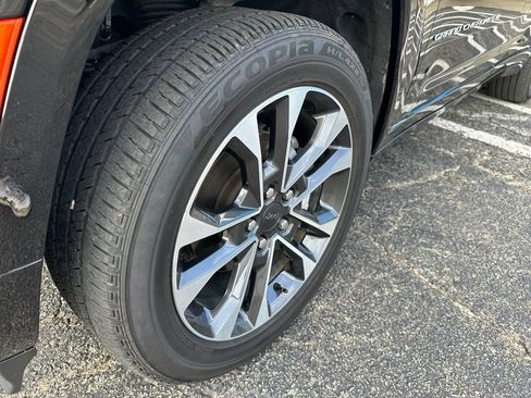 Used 2025 Jeep Grand Cherokee Overland AWD/4WD image 8