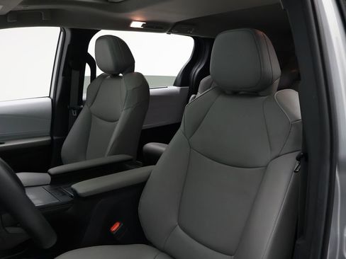 Certified 2025 Toyota Sienna XLE image 13