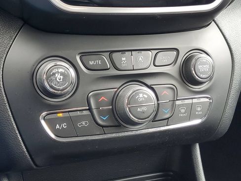 Used 2019 Jeep Cherokee Limited AWD/4WD image 26