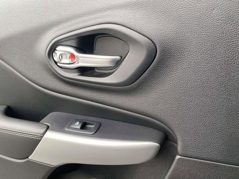 Used 2018 Jeep Cherokee Latitude Plus w/ Comfort/Convenience Group image 14