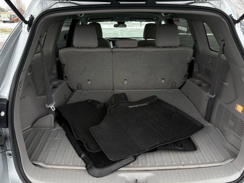 Used 2017 Toyota Highlander LE image 16