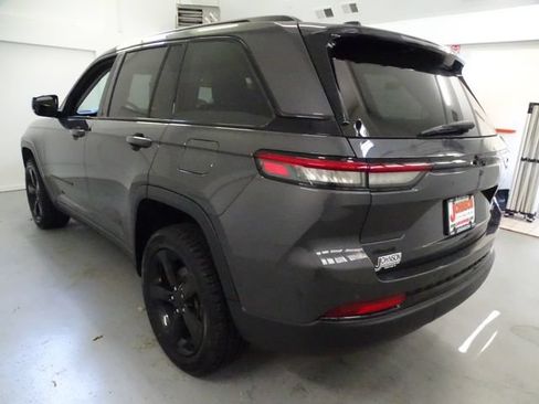 Certified 2023 Jeep Grand Cherokee Limited w/ Black Appearance Package AWD/4WD image 18
