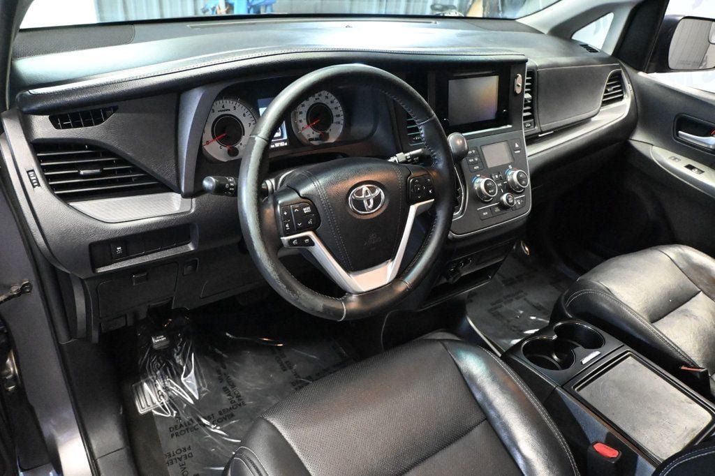 Used 2017 Toyota Sienna SE FWD image 10
