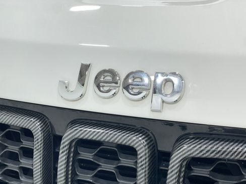 Used 2017 Jeep Grand Cherokee Limited image 38