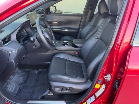 Used 2022 Toyota Venza Limited image 4