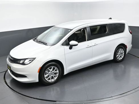 Used 2023 Chrysler Voyager LX FWD image 43
