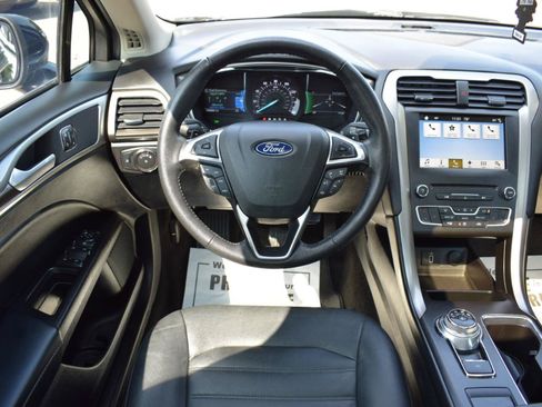 Used 2018 Ford Fusion SE w/ Fusion SE Technology Package FWD image 20