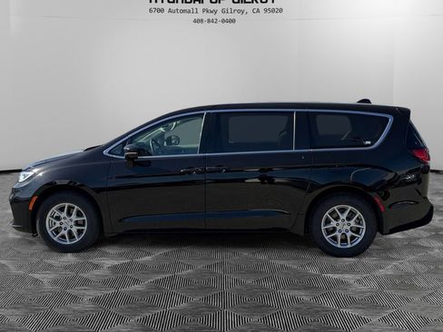 Used 2024 Chrysler Pacifica Touring-L image 8