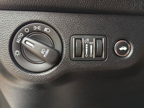 Used 2020 Dodge Challenger SXT w/ Driver Convenience Group RWD image 10