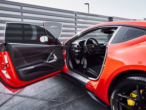 Used 2020 Ferrari 812 Superfast RWD image 31