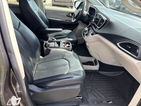 Used 2018 Chrysler Pacifica Touring-L FWD image 20