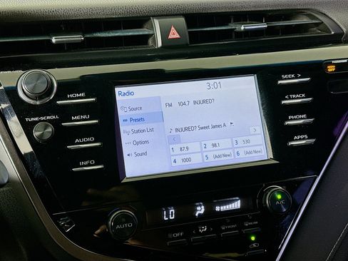 Used 2018 Toyota Camry SE image 19