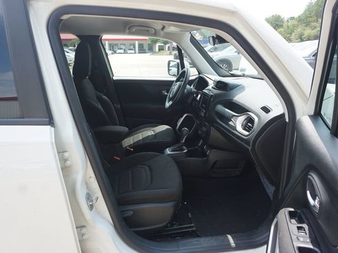 Used 2021 Jeep Renegade Latitude FWD image 16