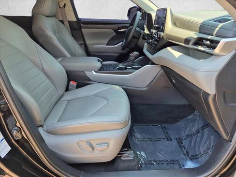 Used 2021 Toyota Highlander XLE AWD/4WD image 23
