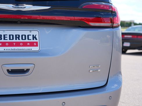 Used 2021 Chrysler Pacifica Limited AWD/4WD image 10