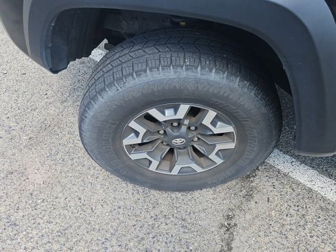 Used 2018 Toyota Tacoma TRD Off-Road AWD/4WD image 3
