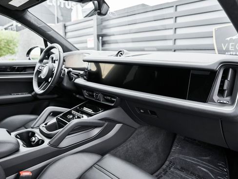 Used 2026 Porsche Cayenne Turbo AWD/4WD image 42