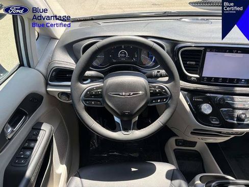 Used 2024 Chrysler Pacifica Limited FWD image 10