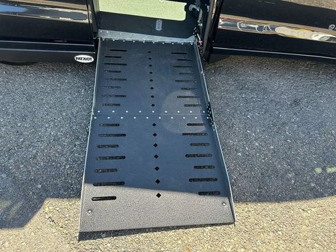 Used 2023 Chrysler Pacifica Touring-L FWD image 46