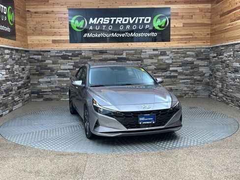 Used 2023 Hyundai Elantra SEL w/ Convenience Package image 2