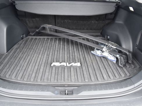 Used 2022 Toyota RAV4 XLE w/ Convenience Package image 10