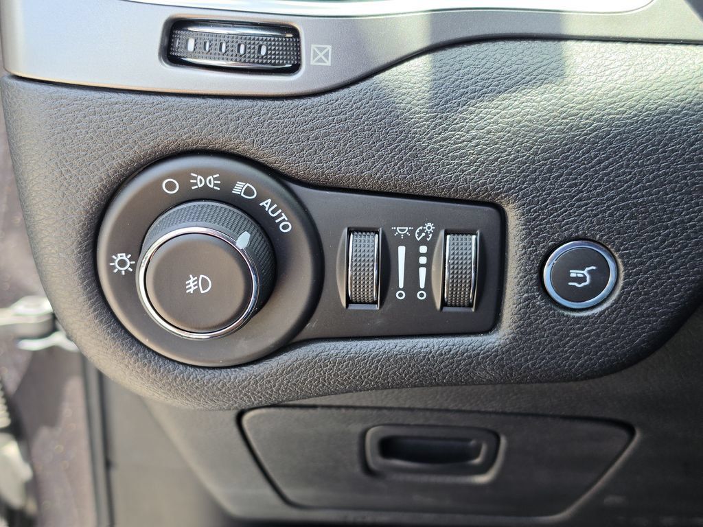 Certified 2019 Jeep Cherokee Limited FWD image 26
